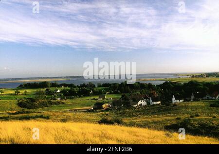 Blick auf das Dorf Kloster auf Hiddensee, im Hintergrund die Ostsee. Der Name der Insel geht auf das Zisterzienserkloster zurück, das 1536 aufgelöst und abgerissen wurde. Gleichzeitig gab die Insel ihren Namen dem Hiddensee-Schmuck, der während der Stürme von 1872 und 1873 am Strand von Neuendorf gespült wurde. [Automatisierte Übersetzung] Stockfoto