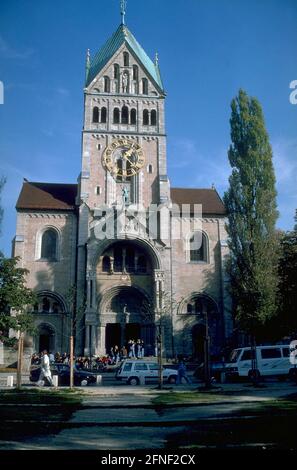 Die katholische Pfarrkirche St. Anna im Bezirk Haidhausen am St.-Annaplatz. Eine neoromanische Kirche, erbaut 1887-92 nach Plänen von Gabriel von Seidl. [Automatisierte Übersetzung] Stockfoto