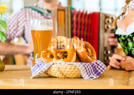 Bayerisches Restaurant mit Musik, Gäste, Weißbier und Brez ' n Stockfoto