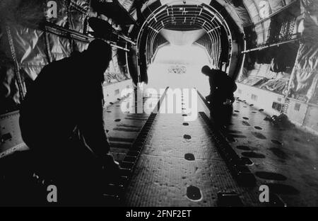 Blick ins Innere einer C-160 Transall, dem Transportflugzeug der Luftwaffe. Es wird zum Fallenlassen von Fallschirmjägern sowie zum Transport von Lasten wie Hilfsgütern verwendet. [Automatisierte Übersetzung] Stockfoto