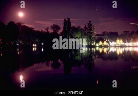 Das Seehaus am Kleinhesseloher See im Englischen Garten bei Nacht. [Automatisierte Übersetzung] Stockfoto