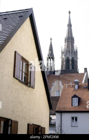 'Panoramablick vom Bezirk ''Au'' in Richtung Giesinger Kirche (''Heilig-Kreuz-Kirche'') am Giesinger Berg. [Automatisierte Übersetzung]' Stockfoto