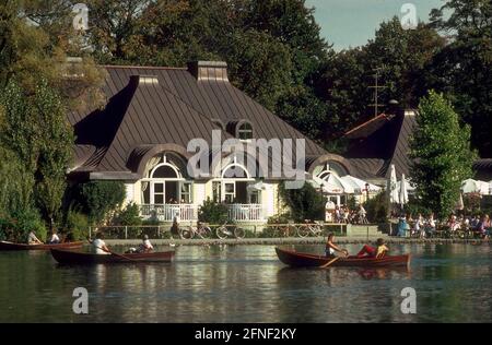 Seehaus im Herbst am Kleinhesseloher See im Englischen Garten. [Automatisierte Übersetzung] Stockfoto