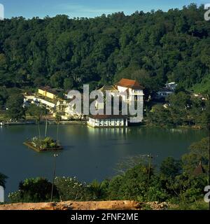 Blick auf die Stadt Kandy am Ufer des künstlichen Sees. Die Zahnreliquie des Buddha wird in diesem Tempel des Kandy-Pilgerzentrums verehrt, das zum Weltkulturerbe erklärt wurde. [Automatisierte Übersetzung] Stockfoto