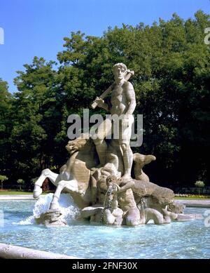 Skulptur des Neptunbrunnens in der Elisenstraße im Alten Botanischen Garten in München. [Automatisierte Übersetzung] Stockfoto