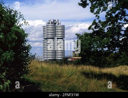 Der sogenannte 4 Cylinder, Sitz der BMW Geschäftsführung am Petuelring in München. [Automatisierte Übersetzung] Stockfoto