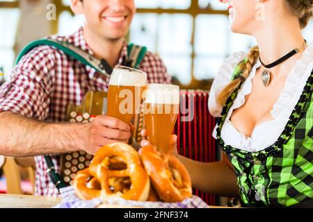 Bayerisches Restaurant mit Musik, Gäste, Weißbier und Brez ' n Stockfoto