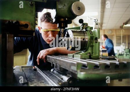 Neuer Ausbildungsberuf: Mechatroniker. Ab September 98 können Auszubildende den Beruf des Mechatronikers als eine Mischung aus Elektroniker und Mechaniker erlernen.nHier: Mechatroniker-Ausbildung im Osram-Werk in Berlin. [Automatisierte Übersetzung] Stockfoto