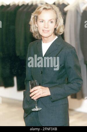 Die deutsche Modedesignerin Jil Sander (geb. 1943) in ihrem Geschäft in Hamburg. [Automatisierte Übersetzung] Stockfoto