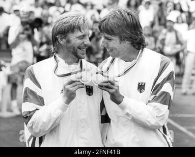 Die deutschen Tennisspieler Boris Becker (l.) und Michael Stich feiern den Gewinn der Goldmedaille im Herrendoppel bei den Olympischen Spielen 1992 in Barcelona. [Automatisierte Übersetzung] Stockfoto