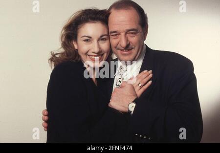 Ein Bild aus glücklicheren Tagen. RALPH Siegel (55) und seine Frau DAGMAR Siegel (32) scheiden sich. Der Grand Prix König ('ein bischen Frieden') und das ehemalige Modell waren zehn Jahre verheiratet. Die beiden haben eine vierjährige Tochter, Alana Nathalie. [Automatisierte Übersetzung] Stockfoto