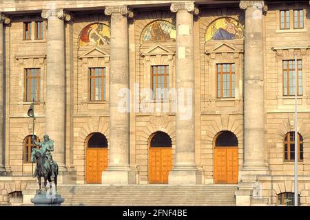 Die Fassade der Bayerischen Staatskanzlei in München. Das ehemalige Armeemuseum ist heute Sitz des Ministerpräsidenten und der Bayerischen Staatsregierung.n Stockfoto