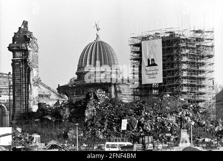 Zerstörte Frauenkirche in Dresden. Der Wiederaufbau ist geplant. [Automatisierte Übersetzung] Stockfoto