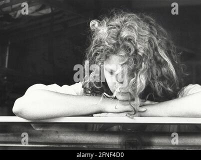 Eine junge Frau schaut traurig aus dem Fenster eines Zuges. [Automatisierte Übersetzung] Stockfoto