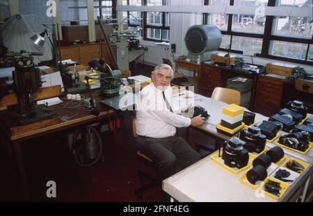 „das Foto wurde aufgenommen, als die Auftragslage noch gut war: SIR JOHN NOBLE in seiner Dresdner Kamerafirma. Heute ist der Unternehmer bankrott. 1991 übernahm Noble die Firma seines Vaters, die 1948 enteignet worden war. Inzwischen hatte er 64 Mitarbeiter und Tochtergesellschaften in den USA und Singapur. Sein bekanntestes Produkt war die 360-Grad-Panoramakamera ''Noblex''. Im Jahr 1997 meldete Noble Konkurs an. „Ich wusste einfach nicht genug über das Geschäft“, sagt der jetzt 76-Jährige selbst. Zuerst musste er die überschuldete Firma verkaufen, dann auch seine Traumvilla ''San Remo'' im vornehmen Dresdner Stadtteil Stockfoto