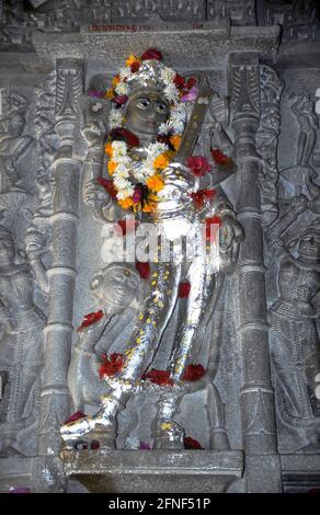 Wandrelief im größten und einem der schönsten Jain Tempel in Indien. [Automatisierte Übersetzung] Stockfoto