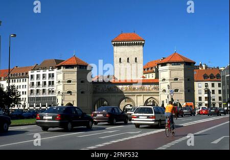 Das Isartor war Teil der mittelalterlichen Stadtbefestigung unter Ludwig dem Bayerischen. Das Isartor wurde 1337 mit einem Hauptturm, zwei Vordertürmen und einem befestigten Innenhof erbaut. Sie wurde während des Zweiten Weltkriegs schwer beschädigt und 1958 der Karl Valentin Stiftung als Ruine vermacht. [Automatisierte Übersetzung] Stockfoto