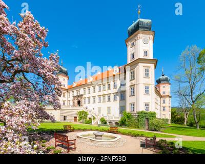 Mnisek pod Brdy - romantisches Schloss Stockfoto