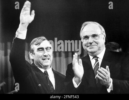 Bundeskanzler Helmut Kohl (rechts, CDU-Vorsitzender) und Bundesfinanzminister Theo Waigel (links, CSU-Vorsitzender) 1997 in München. [Automatisierte Übersetzung] Stockfoto