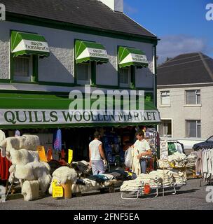 Ein reichlicher Vorrat an Wollwaren ist vor dem 'Quills Woolen Market' in Sneem am Ring of Kerry zu sehen. [Automatisierte Übersetzung] Stockfoto