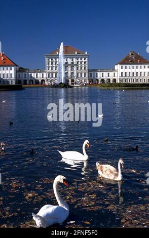 1664 Grundsteinlegung für Schloss Nymphenburg, das als Jagd- und Sommerresidenz gedacht ist. Das erste, einfache kubische Gebäude von Agostino Barelli wurde unter Kurfürst Max Emanuel (1679 bis 1726) von Enrico Zucalli zu einem großen Palastkomplex ausgebaut, der auf jeder Seite Galerien und zwei Wohnpavillons hinzufügte. Ab 1714 entwarf Joseph Effner die seitlichen Vierflügelkomplexe und die Fassaden des Zentralgebäudes im modernen französischen Stil. n [maschinelle Übersetzung] Stockfoto