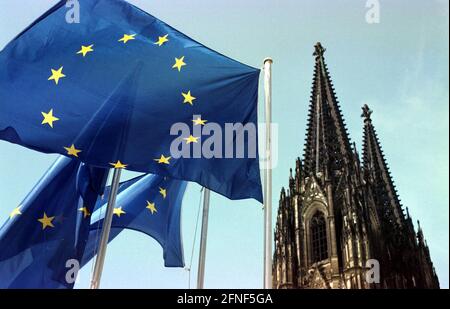 Köln vor der Tagung des Europäischen Rates: EU - Flaggen vor dem Kölner Dom. [Automatisierte Übersetzung] Stockfoto