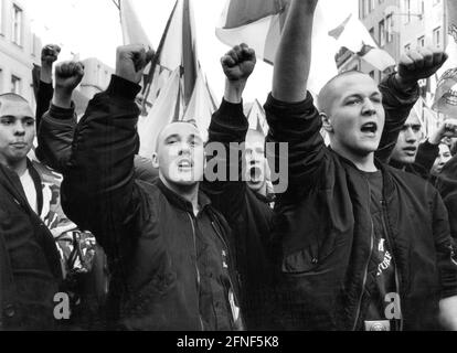 Die Nazis hatten aus der ganzen BRD für ihre Demonstration gegen die Wehrmachtsausstellung in München mobilisiert. Doch dank der großen Gegendemonstration der Antifaschisten gelang es ihnen nicht, auf den Marienplatz vorzurücken. [Automatisierte Übersetzung] Stockfoto