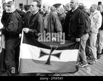 Die Nazis hatten aus der ganzen BRD für ihre Demonstration gegen die Wehrmachtsausstellung in München mobilisiert. Doch dank der großen Gegendemonstration der Antifaschisten gelang es ihnen nicht, auf den Marienplatz vorzurücken. [Automatisierte Übersetzung] Stockfoto