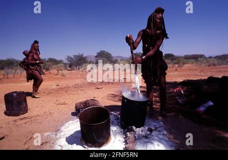 Frauen des Himba-Volkes an der Kunene, dem Grenzfluss zu Angola. [Automatisierte Übersetzung] Stockfoto