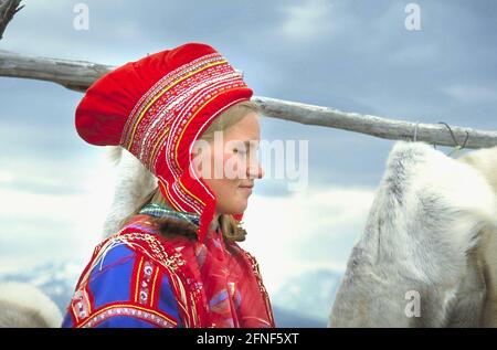 Eine Lappland-Frau in traditioneller Tracht (Eigenname: Sami), die Häute in Tromsö bräunt. [Automatisierte Übersetzung] Stockfoto