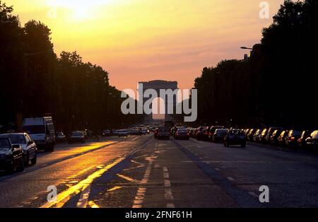 Die Avenue des Champs Elysées und der Arc de Triomphe de l'Étoile (Arc de Triomphe) in der Abenddämmerung. Der Triumphbogen wurde von F. Chalgrin entworfen und 1836 fertiggestellt. [Automatisierte Übersetzung] Stockfoto