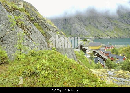 Niedrige Wolken über Nusfjord, einem kleinen Dorf auf Flakstadoy, einer Insel in Lofoten. [Automatisierte Übersetzung] Stockfoto