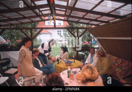 Szene in der Welheimer Bergarbeitersiedlung in Bottrop, die zwischen 1913 und 1923 erbaut und in den 1990er Jahren im Rahmen des IBA Emscher Parks renoviert wurde.n Stockfoto