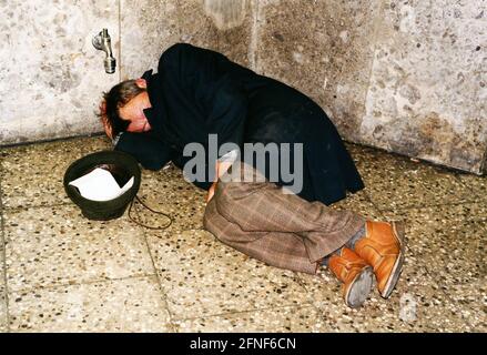 Ein Obdachloser schläft auf der U-Bahn-Etage am Sendlinger-Tor-Platz in München. [Automatisierte Übersetzung] Stockfoto