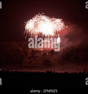 Die Walhalla feierte am 18.10.1992 ihren 150. Geburtstag mit einem prächtigen Feuerwerk und Musik von Komponisten, deren Büsten sich in der Hall of Fame befinden. [Automatisierte Übersetzung] Stockfoto