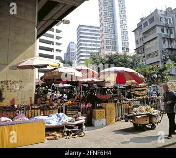 Neben dem Obstmarkt in Kowloon haben sich Obdachlose zu Hause gemacht. [Automatisierte Übersetzung] Stockfoto