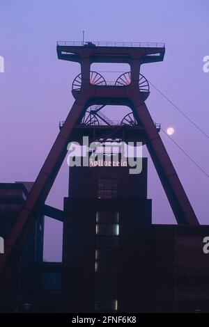 Zollverein Schacht XII in Essen, Zeche entworfen von den Architekten Schupp und Kremmer. 1932 in Betrieb genommen, 1986 geschlossen. Ankerpunkt der Route des industriellen Erbes: [Automatisierte Übersetzung] Stockfoto