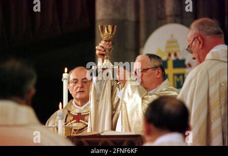 Kölner Kardinal und Erzbischof Joachim Joachim Meisner (links) und Kardinal Staatssekretär und päpstlicher Legat Angelo Sodano (rechts) feiern Heilige Kommunion beim Gottesdienst zum 750. Jahrestag der Kölner Dom.n [automatisierte Übersetzung] Stockfoto