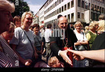 Der Kardinal und Erzbischof von Köln, Joachim Meisner, im Gespräch mit den Gläubigen nach dem Gottesdienst zum 750. Jahrestag des Kölner Doms (750 Jahre seit Grundsteinlegung).nn Stockfoto