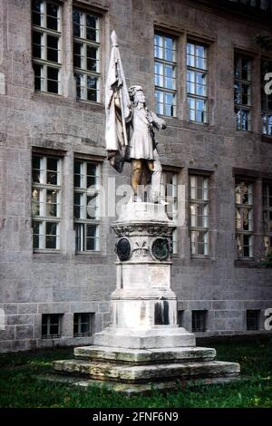 Vor dem Hauptgebäude der Friedrich-Schiller-Universität Jena steht das Brüderlichkeitsdenkmal von Adolf von Donndorf (1883). [Automatisierte Übersetzung] Stockfoto