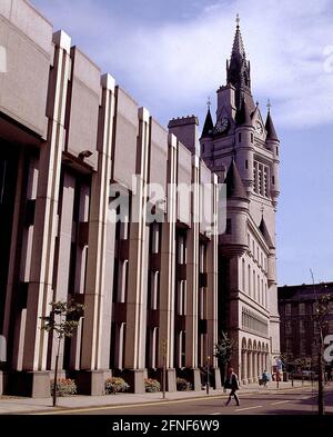 Das Marischal College mit Mitchell Tower. Das Gebäude ist aus weißem Granit gebaut. [Automatisierte Übersetzung] Stockfoto