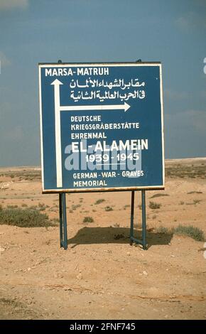 Ein Straßenschild weist auf das deutsche Kriegsgrabstätte in El-Alamain hin. [Automatisierte Übersetzung] Stockfoto