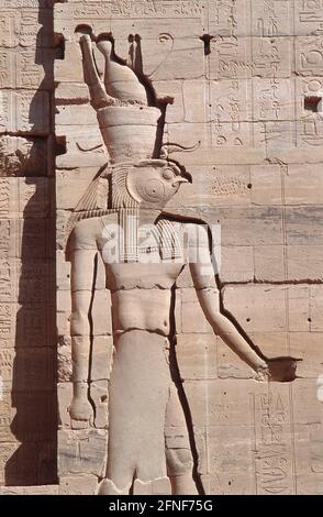Figur auf einem Tempel von Philae. Nach dem Bau des Nilhochdamms in der Nähe von Assuan wurden die Tempel von der nun überfluteten Nilinsel Philae auf die Insel Agilkia verlegt. [Automatisierte Übersetzung] Stockfoto