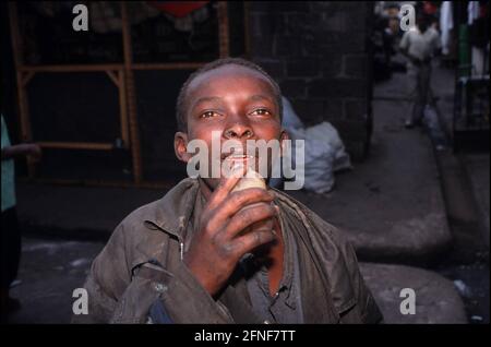 Drogensüchtiger Straßenkind auf den Straßen von Nairobi. [Automatisierte Übersetzung] Stockfoto