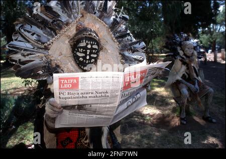 Traditionell gekleidete Kikuya beim Lesen einer Suaheli-Zeitung. Die Kikuyu sind ein kenianisches Bantu-Volk und gehören mit rund 5 Millionen Mitgliedern zu den größten Völkern Ostafrikas. nn Stockfoto