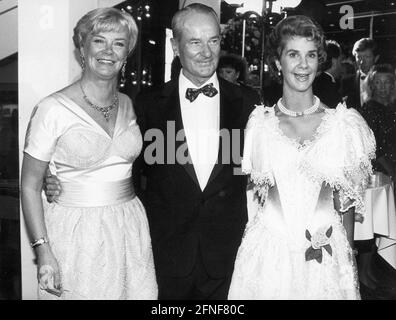 "Reinhard Mohn, Mitglied des Vorstands der Bertelsmann Stiftung, seine Frau Liz Mohn und ihre Tochter Brigitte beim von ihnen organisierten Charity-Ball, dem sogenannten "Rosenball" in der Gütersloher Stadthalle. [Automatisierte Übersetzung]' Stockfoto