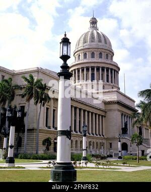 Blick auf den Park mit Palmen und Laternen vor dem Capitolio in Havanna. [Automatisierte Übersetzung] Stockfoto