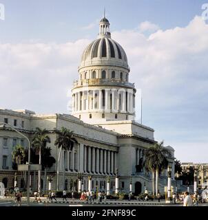 Das Capitolio Nacional in Havanna, das 1929 als Sitz des Senats und der Abgeordnetenkammer errichtet wurde, ist heute Sitz der Kubanischen Akademie der Wissenschaften. [Automatisierte Übersetzung] Stockfoto