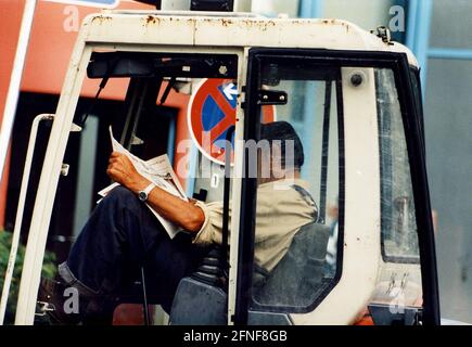 Bauarbeiter in der Kabine eines Baufahrzeugs macht eine Pause von der Arbeit. [Automatisierte Übersetzung] Stockfoto