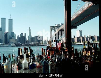 NEW YORK - USA 10/99 Blick vom FLUSSCAFE Zur BROOKLYN BRIDGE [automatisierte Übersetzung] Stockfoto